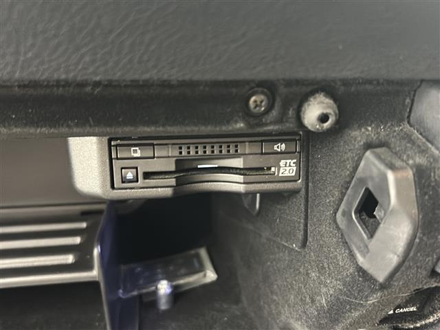 【ETC】有料道路を利用する際に料金所で停止することなく通過できる、ETC車載器（ノンストップ自動料金収受システム機器）が装備されています。セットアップを行うことで利用可能になります。