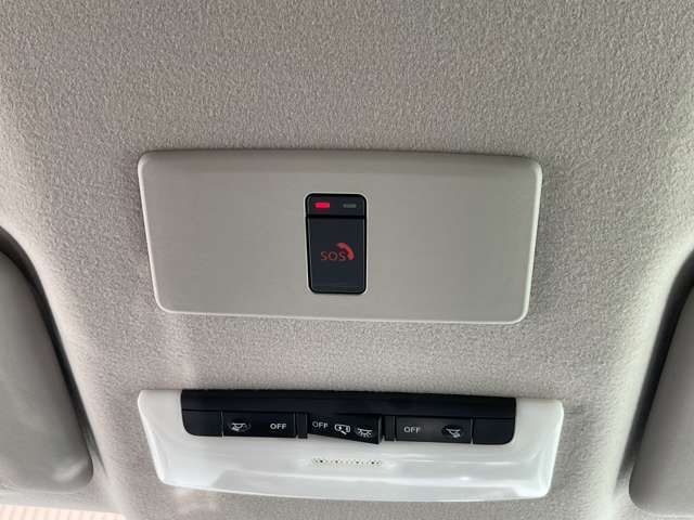 急病時や危険を感じた時、SOSコールスイッチを押すと専門のオペレーターに繋がって、警察や消防への連携をサポートしてくれます。また、万が一の事故発生時には、エアバック展開と連動して自動通報します♪
