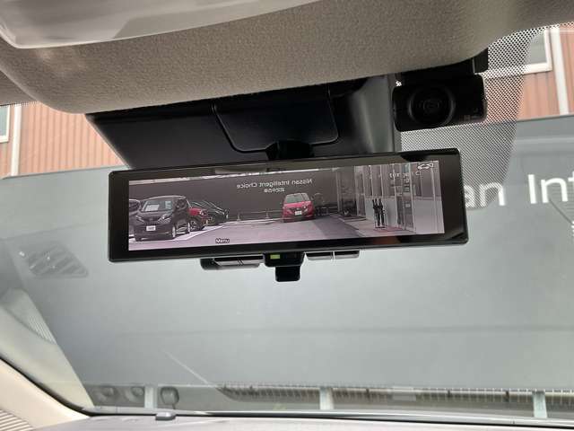 後席に荷物をタップリのせても視界を確保してくれちゃうスマート・ルームミラー♪