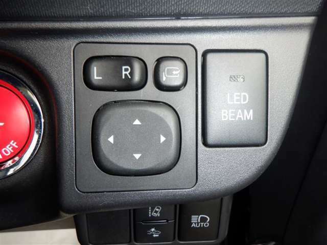 電動格納ミラーの操作スイッチです★　運転席に居ながら、ミラーの操作できますよ♪　一度使うと手放せない装備ですね（＾＾）/