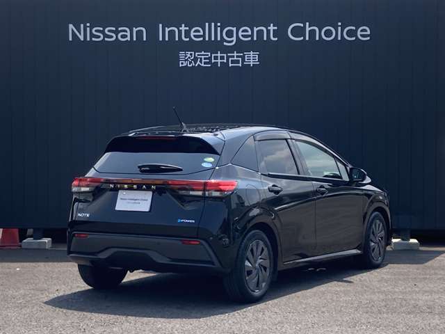 外装色：スーパーブラックです。1年間走行無制限保証。12Vバッテリーも保証対象。日産サービス工場で保証整備が可能です。有料で最長3年間のワイド保証プレミアムもございます。