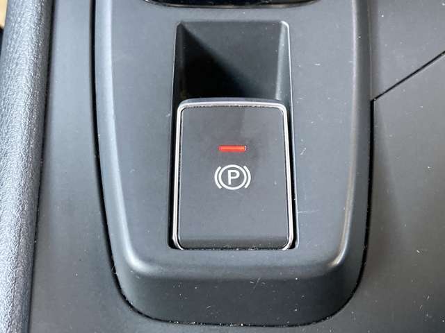 電動パーキングブレーキです。ブレーキペダルを踏み込み、Pスイッチを引き上げると作動、押し下げると解除されます。