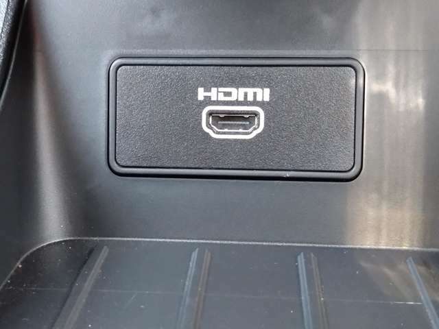 ナビとスマートフォンを接続できるUSB/HDMI端子装備。「Apple CarPlay」、「Android Auto」にも対応しています。