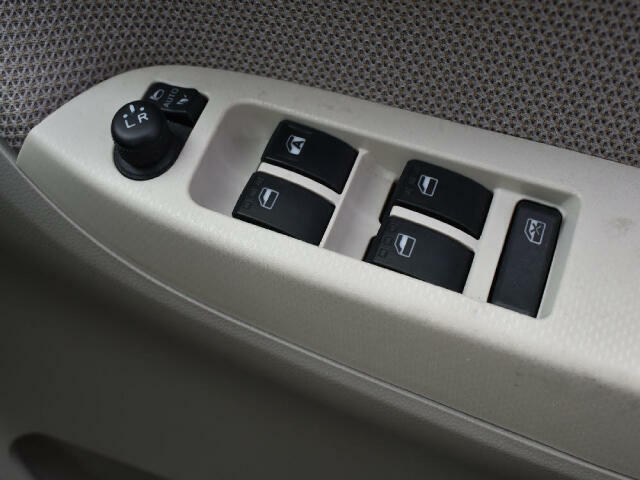 サイドミラー調整とウィンドウ開閉は、こちらのボタンで行います。