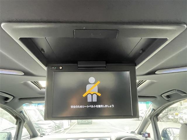 【フリップダウンモニター】天井にはフリップダウンモニターも装備されております♪お子様など、ロングドライブでも退屈せず楽しくお過ごしいただけます。