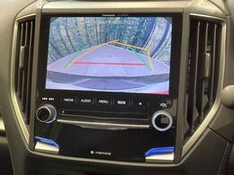 【バックカメラ】駐車時に後方がリアルタイム映像で確認できます。大型商業施設や立体駐車場での駐車時や、夜間のバック時に大活躍！運転スキルに関わらず、今や必須となった装備のひとつです！