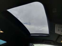 【ムーンルーフ】天井から太陽の穏やかな光や爽やかな風を取り込むことができる、レクサスの「サンルーフ」です！頭上のスイッチでムーンルーフを開閉することができます。