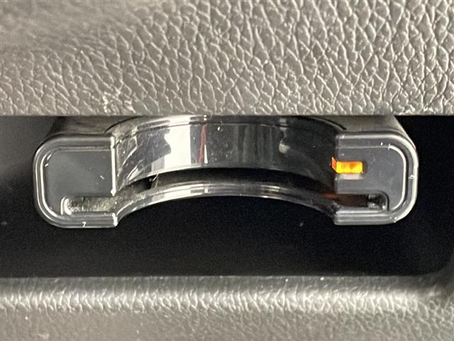 【ETC】有料道路を利用する際に料金所で停止することなく通過できる、ETC車載器（ノンストップ自動料金収受システム機器）が装備されています。セットアップを行うことで利用可能になります。