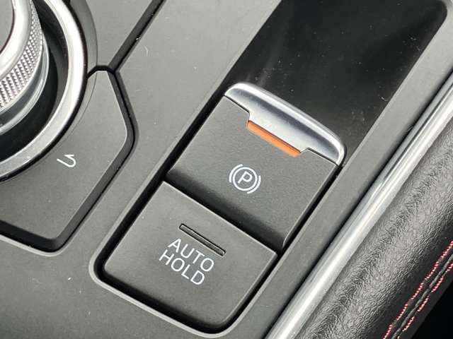 【電動パーキング（EPB）】の採用。　ボタンひとつの操作で十分な制動力を確保。またアクセルを踏むことで、パーキングブレーキを自動解除できて非常に便利です。