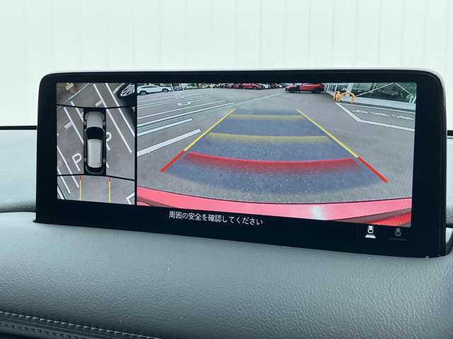 360°ビューモニターでは、両サイドとフロント、バックカメラの合成で、あたかも上空から見下ろした様に周囲を確認して頂けます。駐車場だけでなく、T字路等でも活躍のアイテムです！
