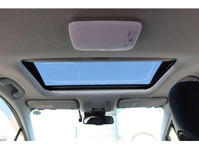 【サンルーフ】もついております！純正オプション品であり、新車購入時につけておかなければいけません！後付不可の装備です！サンルーフ付きのプリウスは当店のこだわり装備！なかなか出回っておりませんよ！☆☆☆