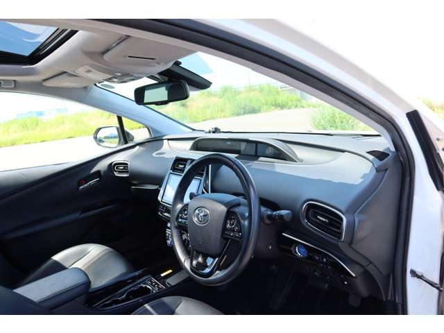 【内装クリーニング済み】中古車なので全てがピカピカではありません。エンジン内部も、外装に気になる小キズがある等、ご相談ください！鈑金、塗装修理等も取り扱っておりますので柔軟な対応努力します！  ☆☆☆☆