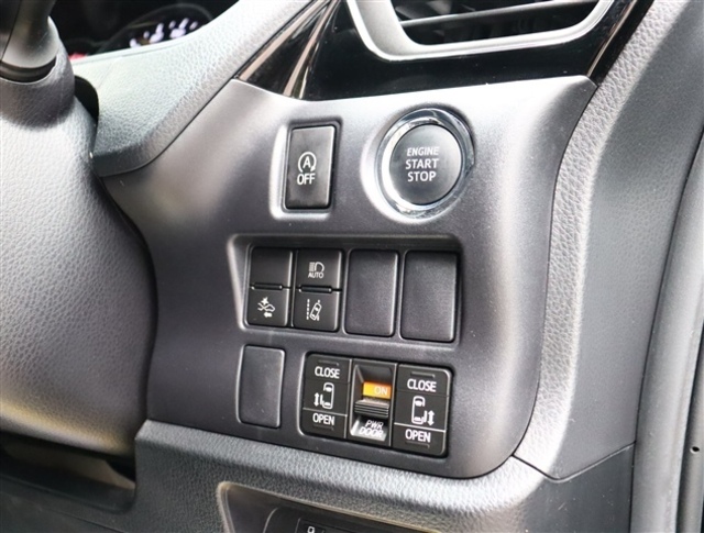 『1台』のお車に対して、3名体制で日々議論を重ね仕入れを行っております。
