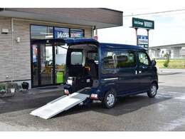 車椅子が乗りやすいように車高も車がりますので傾斜が少なく成ります