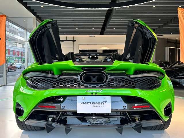 「750Sは、720Sをさらに進化させた最新モデルです。」720Sよりも最新のサスペンション技術で、スポーツ走行だけでなく、日常の快適性も向上しています。