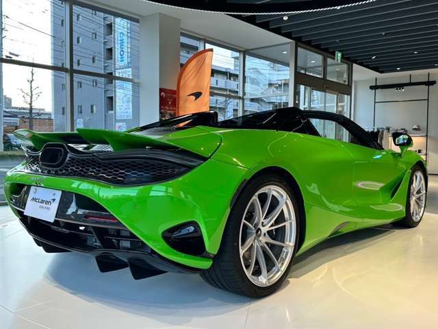 「750Sは、720Sをさらに進化させた最新モデルです。」 720Sの720馬力から、750馬力に強化され、加速性能がさらに向上しています。