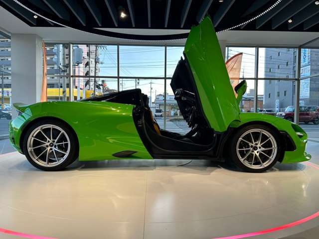 750Sには軽量なカーボンセラミックブレーキが装備され、耐熱性に優れた最新のブレーキディスクが採用されています。これにより、高速域からの減速でもフェードの心配がなく、信頼性が高いです。