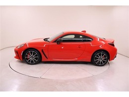 スパークレッド色のボデーカラーに純正のアルミホイールがマッチしています