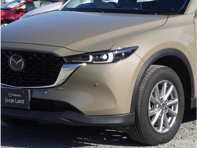 マツダのミドルクラスSUV『CX-5』魂動デザインとスカイアクティブ技術をフル搭載した初代モデルが発売され、2017年にはさらに洗練された力強い魂動デザインに進化した2代目にモデルチェンジしました。