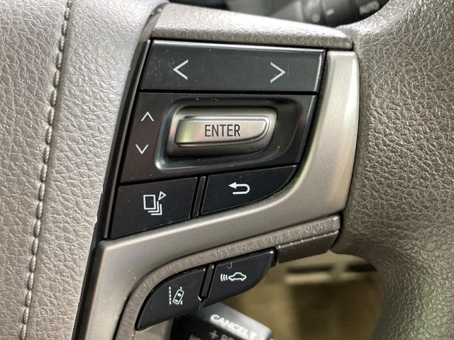 【レーントレーシングアシスト】高速道路走行時、車線からはみ出しそうになるとレーンの中央を走るようにステアリング操作をアシスト。より安全な運転をサポートしてくれます！