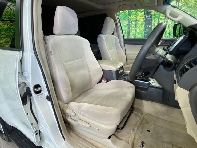 運転席まわりには十分なスペースがあり、大柄な方でもゆったり運転していただける環境です。