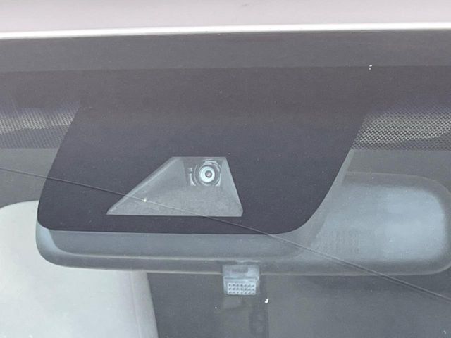 【トヨタセーフティセンス】走行中に前方の車両等を認識し、衝突しそうな時は警報とブレーキで衝突回避と被害軽減をアシスト。より安全にドライブをお楽しみいただけます。