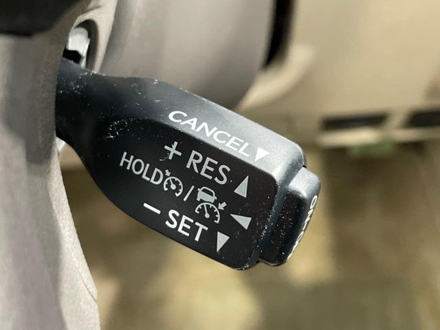 【レーダークルーズコントロール】高速道路での長距離走行が楽に！！自動で速度を保つクルーズコントロールが、衝突軽減システムと連携し、前方の車両を感知して車間を保つように速度調節してくれます！！
