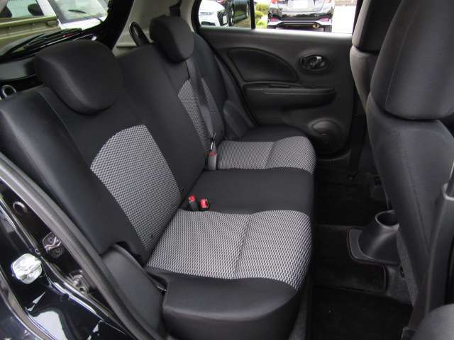 【後部座席も当然、綺麗・清潔！】内装の綺麗なお車は気持ちが良いですしコンディションのよい車が多いです。　 　　※メールやLINEでのお問合せも可能ですのでお気軽にお問い合わせください。