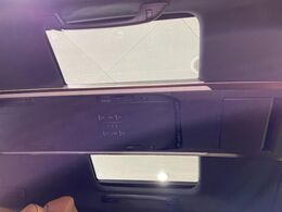 【ガラスルーフ】ガラスルーフ搭載で車内の解放感が一気にアップ！開放的なドライブをお楽しみいただけます。