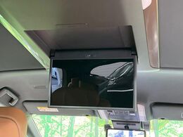 【フリップダウンモニター】大画面モニターで後席でもエンタメをお楽しみいただけます。小さなお子様にも大人気の装備です♪