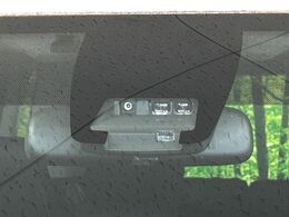 【プリクラッシュセーフティ】前方の車両等を検知し、衝突しそうな時は警報で注意を促し、ブレーキを踏む力をサポート。ブレーキを踏めなかった場合は衝突被害軽減ブレーキが作動、衝突回避をサポートします。