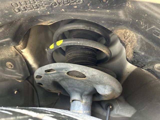 お車を安心してお乗りいただく為には、足回りの定期点検が欠かせません。サービスサポート（有償保証）では無料点検もご提供しており、安心のカーライフをお過ごしいただけるサポート体制が整っています。