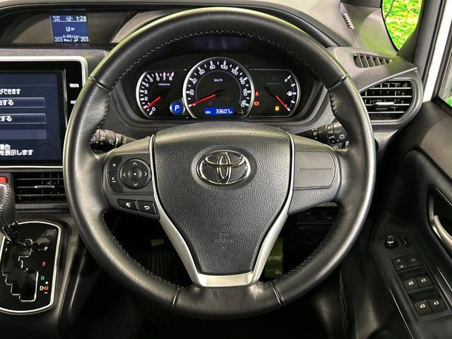 【純正革巻きステアリング】上質な革を使用することで、手にしっかり馴染みとても運転しやすいハンドルです♪