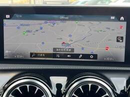 ●純正ナビ:一体感のあるナビは、高級感ある車内を演出してくれます。Bluetooth再生などオーディオ機能も充実しておりますので、運転もより楽しめます♪