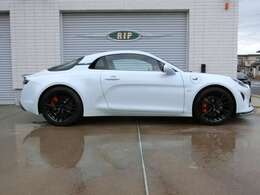 ワンポイントで赤いブレーキキャリパーが足元をオシャレに演出します