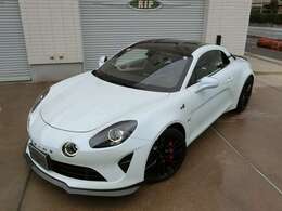 テックパフォーム製ドライカーボンリップ＆トランクスポイラーを装着し、カーボンルーフとのコントラストも似合います