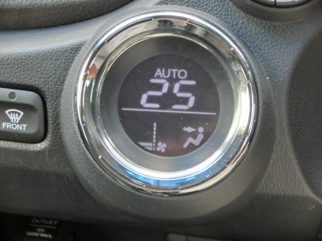 オートエアコンを装備しておりますので、車内温度をいつも快適にしてくれます。
