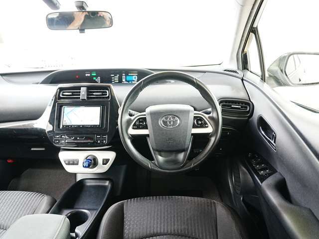 当社専門業者が納車前クリーニングしておりますので内装もとても綺麗な状態でお渡ししております。もちろんシート、足元、パネル関係、天井とお客様にお喜びいただけますよう心を込めて磨いています！！