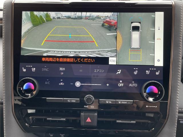 【パノラミックビューモニター】クルマを真上から見下ろした視点で駐車をサポートします！クルマの斜め後ろや真横など、いち早く障害物に気が付くことができます。