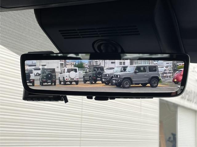 【デジタルインナーミラー（トヨタ）】車両後方カメラの映像をルームミラーに映すことが出来ます。 そのため、後席に人や荷物があって後方が見えづらい場合でもしっかり視界を確保することが出来ます。