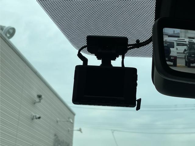 【ドライブレコーダー】映像・音声などの運転中の記録を残します。事故などを起こした起こされた時の証拠になりえますので、もしも時でも安心ですね。