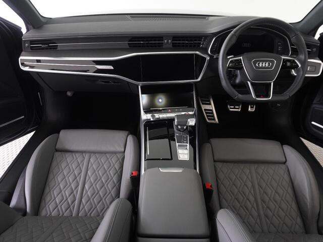 ドアを開けると上質で上品な室内空間が広がり、細部までこだわったAUDIデザインの良さと、もの作りのこだわりを感じて頂けます。