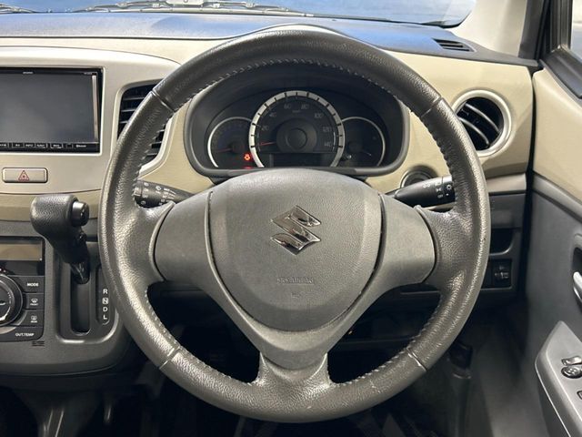 インテリアに合わせたデザインのステアリングは、運転される方のことも考え、運転しやすい形状、大きさです。是非一度、実際に触ってお確かめください。