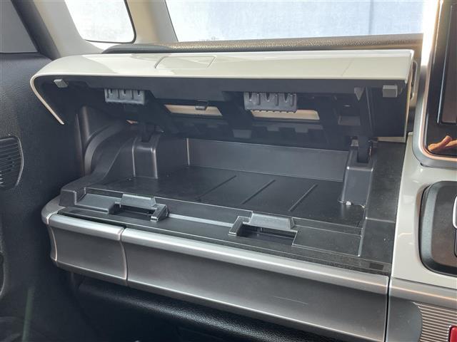 【グローブボックス】車検証ケースや、日頃使う小物類の収納に便利ですね！