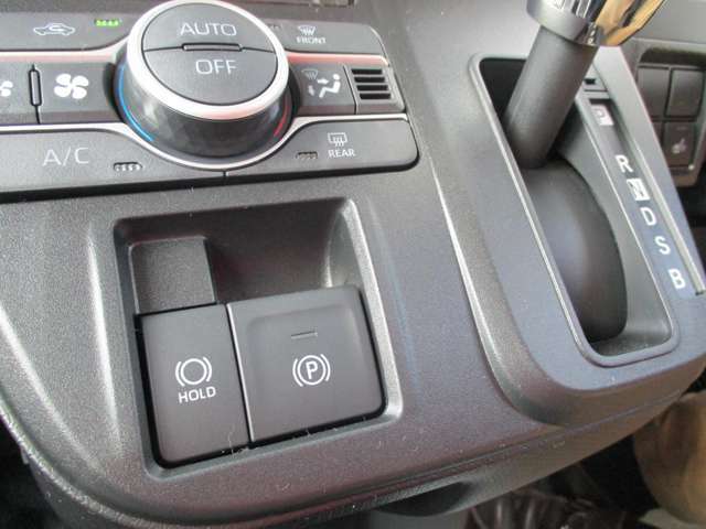 「HOLD」スイッチを押し、システムONの状態にしておくことで、渋滞や信号待ちなどでブレーキを踏んで停車した時に、ブレーキペダルから足を離してもブレーキを保持するので安心です。