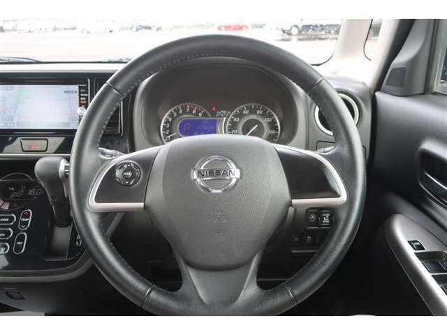 握りやすい設計のステアリングです。