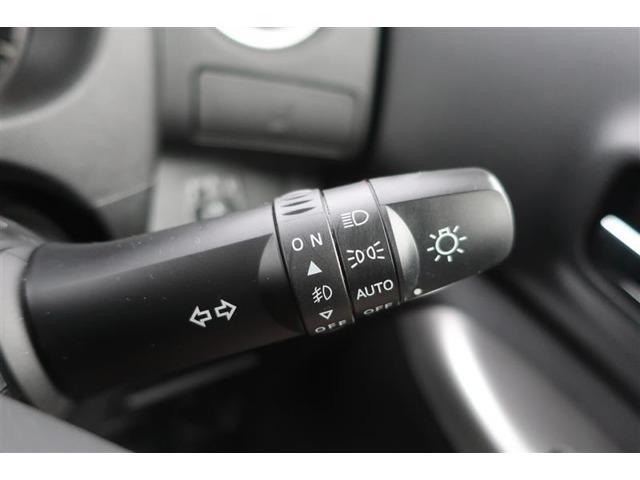 暗くなると自動で点灯するオートライト付き☆