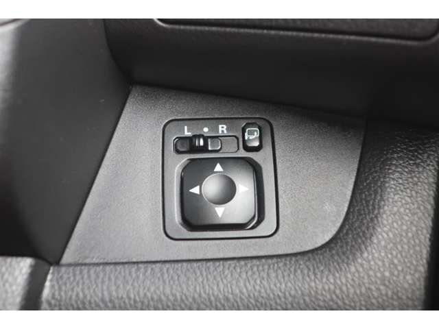 電動格納ミラー！ スイッチひとつでミラーを畳めます。