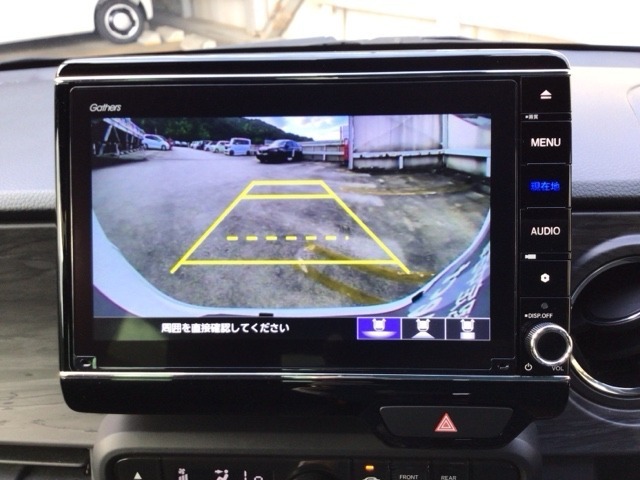 【バックカメラ】運転が苦手な方も車庫入れラクラクです！ギアをリバースに入れれば自動的に切り換わりますので、面倒な操作は不要です♪狭い駐車場もお車を傷つけず安心ですね！