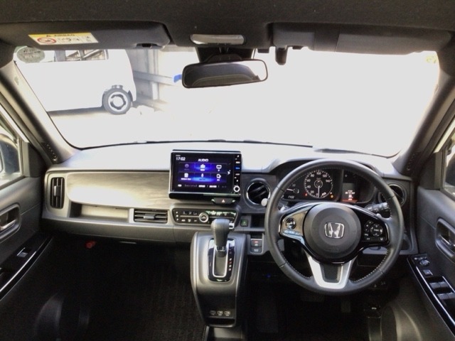 【前方視界】開放的な前方視界！運転がしやすく疲れにくいです♪窓が大きく、見通しがとっても良いおクルマですよ♪